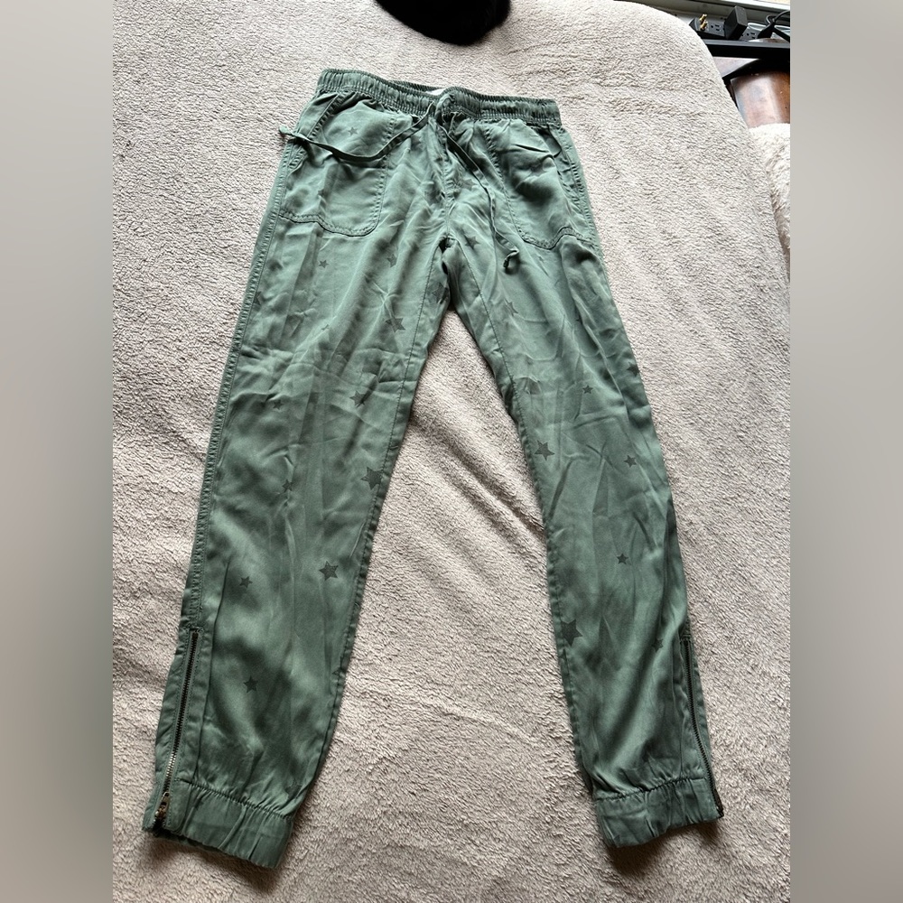 Star pattern green cargo pants